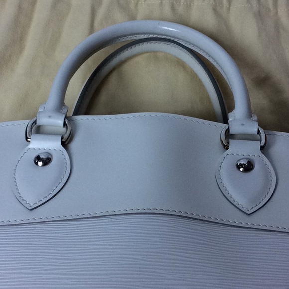 Preowned Louis Vuitton Passy Epi Leather Handbag - Picture 4 of 8